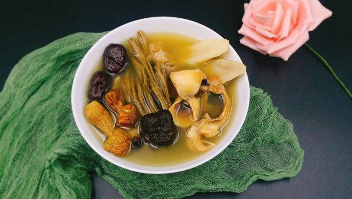 姬松茸茶树菇墨鱼汤