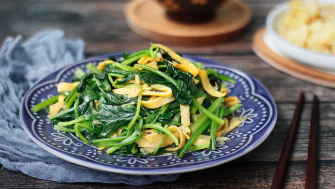 菠菜拌蛋丝