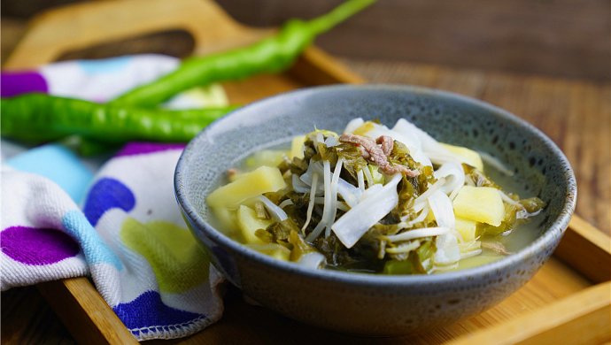酸菜土豆汤米面