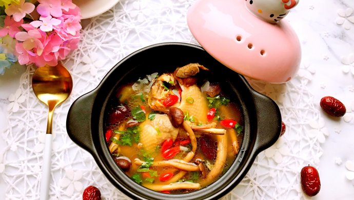 冬季养生食补菌菇老母鸡汤