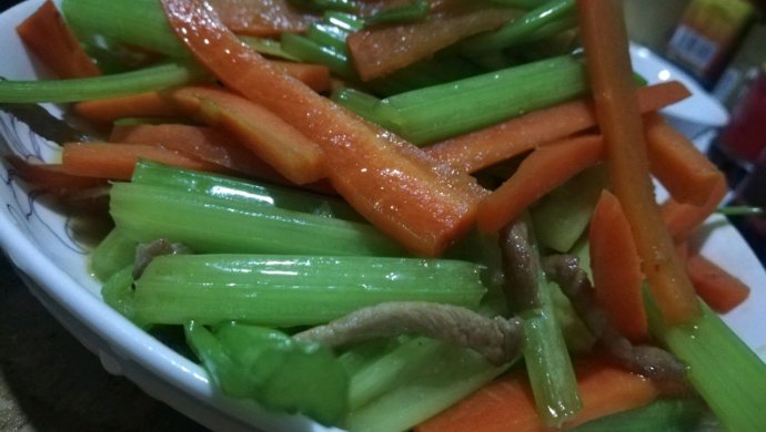 家常小炒：猪肉炒芹菜胡萝卜