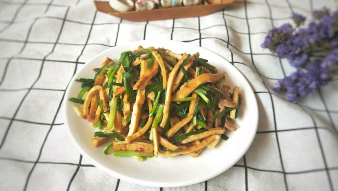 最简单的炒菜?韭菜肉丝炒豆腐干