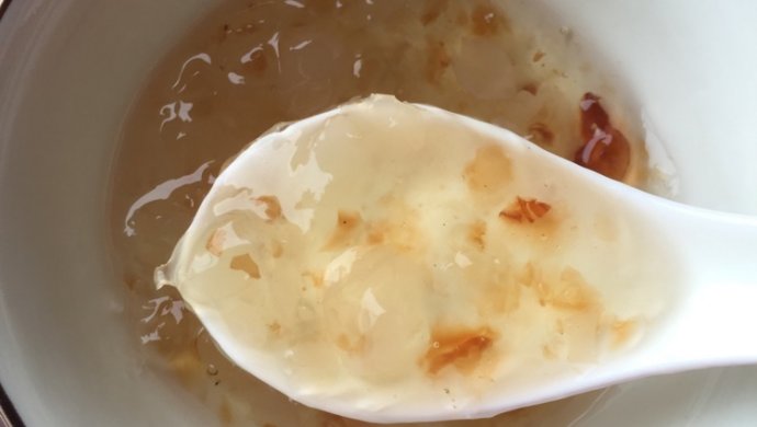 桃胶皂角米银耳糖水