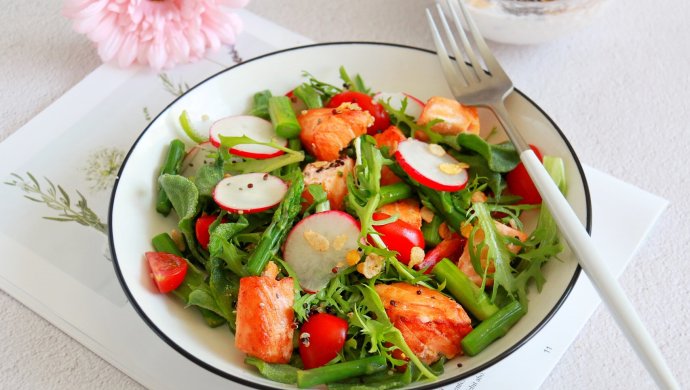 三文鱼藜麦沙拉