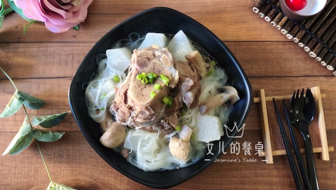 秋季润燥:黑豚筒骨萝卜汤
