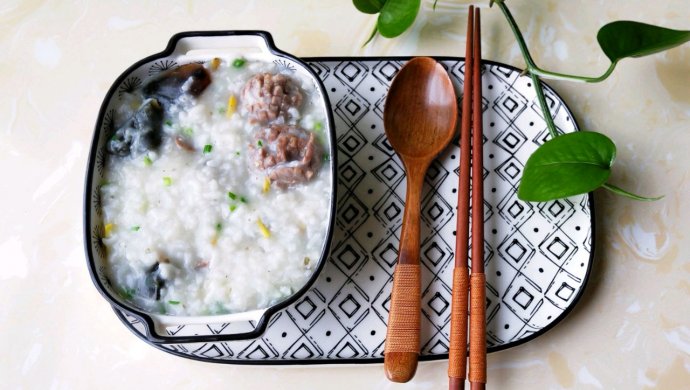 牛肉丸皮蛋粥――剩粥这样做真的很美味