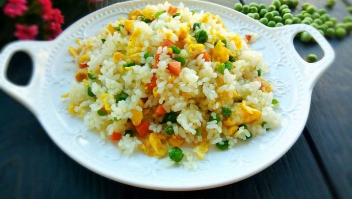 豌豆火腿肠蛋炒饭