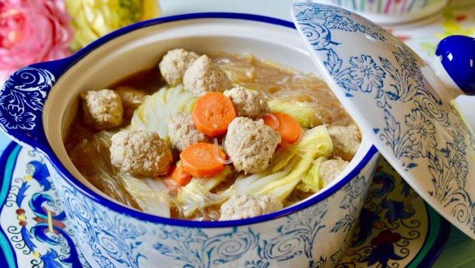 今天想喝汤：肉丸蔬菜粉丝汤