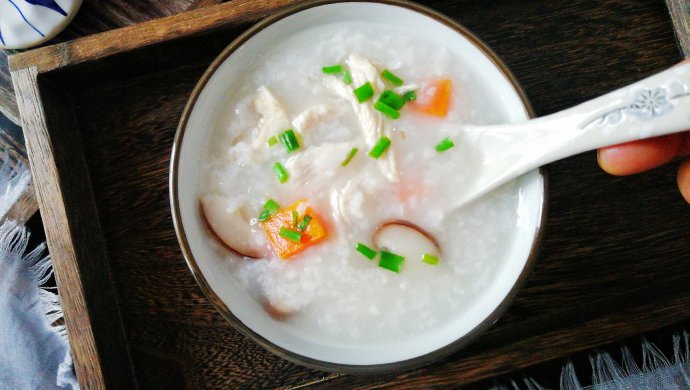 香菇滑鸡粥，鸡肉滑嫩不柴，粥绵软香滑