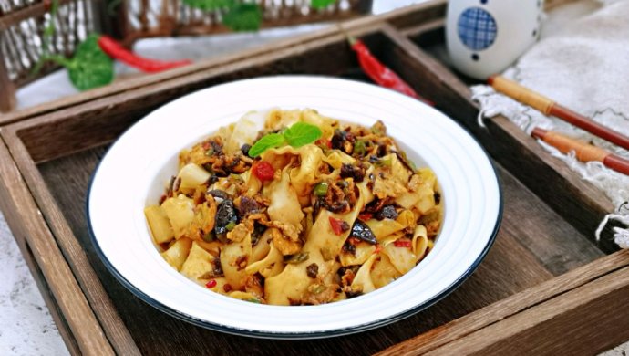 梅菜鸡蛋拌刀削面