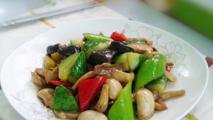 黄瓜炒杂菇