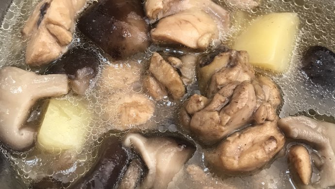 香菇土豆炖鸡腿