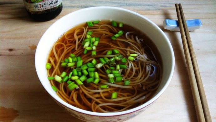 清淡简易小葱酱油面