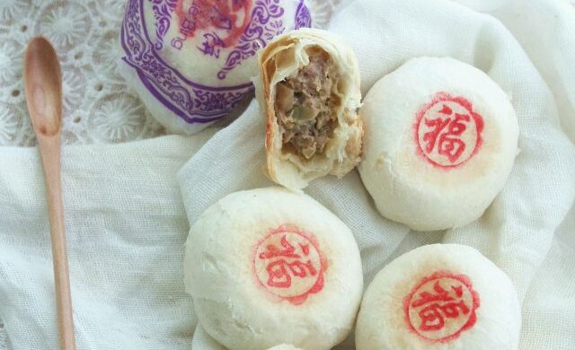 一块不过瘾的苏式酥皮鲜肉饼