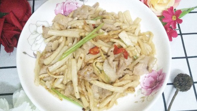 白萝卜炒肉片
