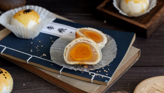 莲蓉蛋黄酥