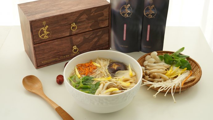 春日的白玉红颜菌菇鸡汤米线