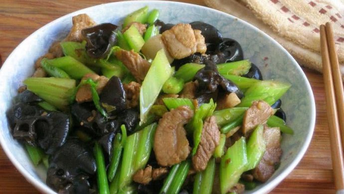 芹菜木耳炒肉片