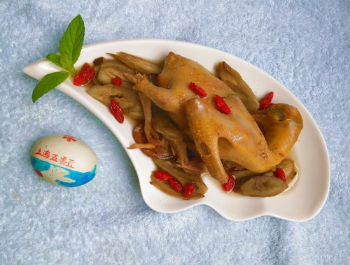 牛蒡蒸乳鸽