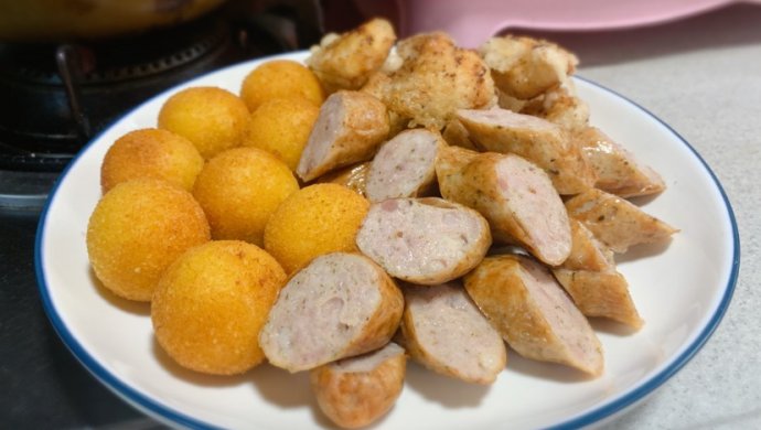 家庭简易小吃套餐，炸鸡块德国香肠地瓜香芋丸