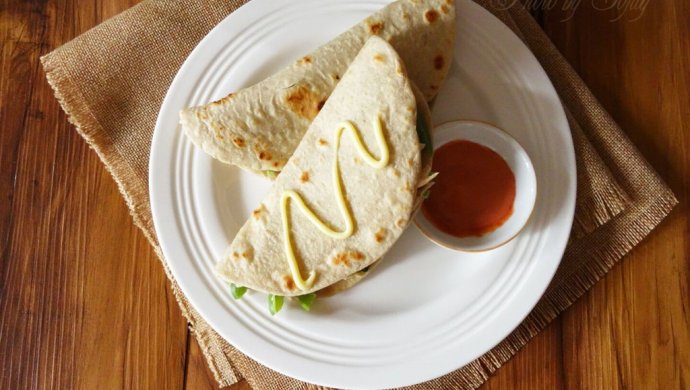 莜面墨西哥饼配鸡肉沙拉