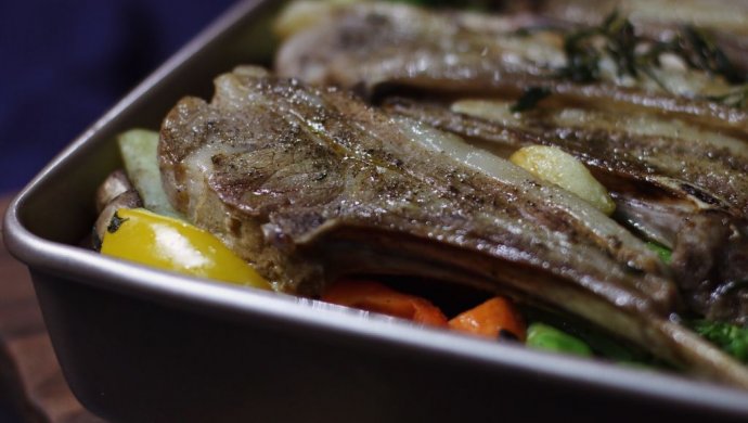 迷迭香杂蔬烤法式羊排