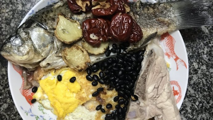 补血补钙之黑豆骨头鲫鱼汤