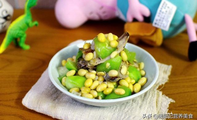 黄豆烩丝瓜配低温鱼柳/小满节气美食，消暑补钙还能增强免疫力