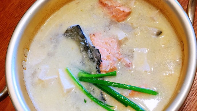 补钙的三文鱼骨豆腐汤