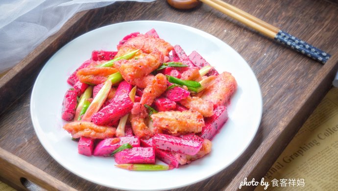 补钙又去燥,神奇水果这样吃:火龙果炒鱼块