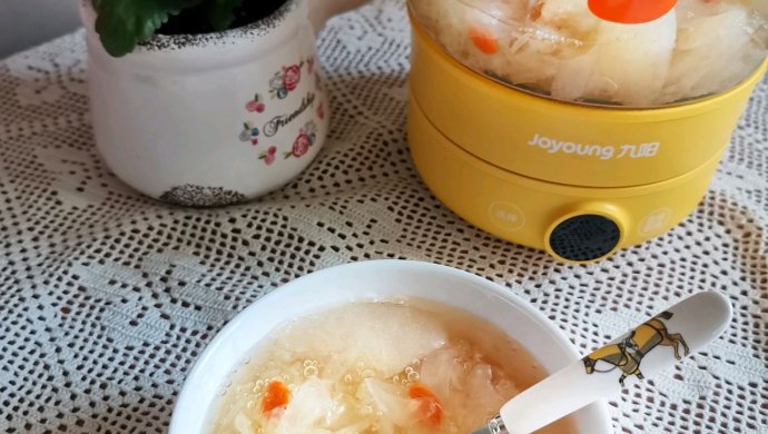 清热润肺，提高免疫力的冰糖雪梨银耳羹