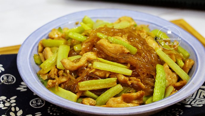 宅家提高免疫力~芹菜鸡肉炒粉条