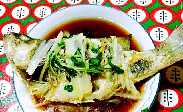 清蒸鲈鱼_健康饮食