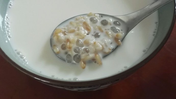 燕麦西米牛奶饮