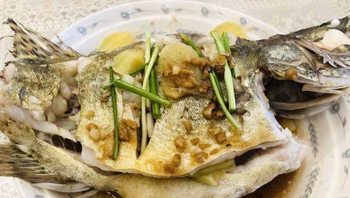 新晋大厨自夸招牌菜――清蒸桂鱼