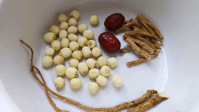 药膳―当归党参莲子鸽子汤
