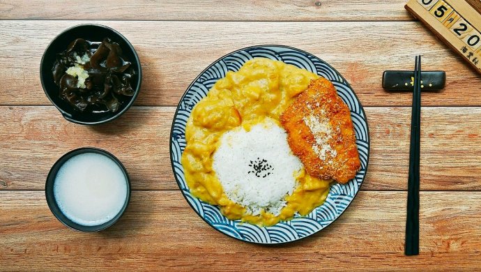 香喷喷的咖喱鸡排饭