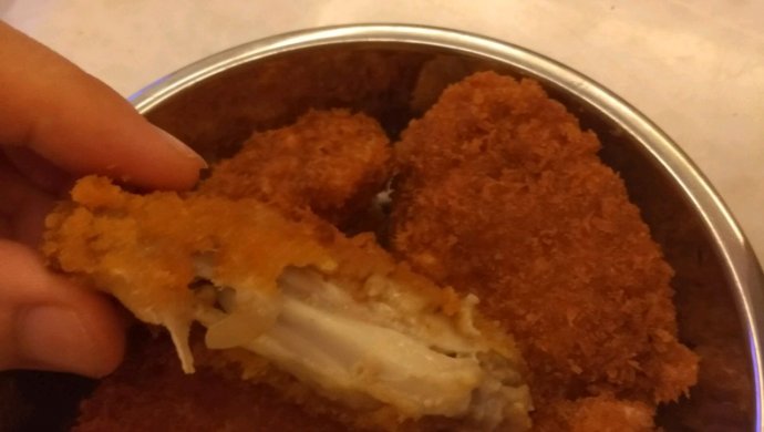面包糠炸鸡翅。