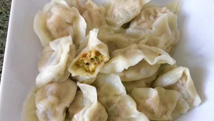 健身的人也能吃的芹菜木耳胡萝卜鸡肉水饺