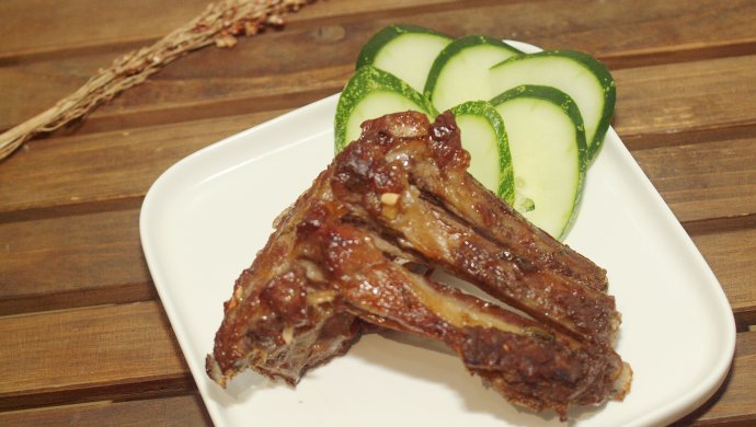 用烤箱也可以做出幼嫩酥软、余香满口的烤羊排