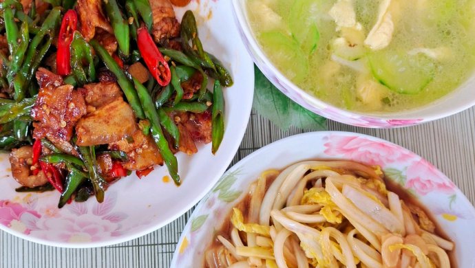 农家小炒肉和蛋皮黄瓜汤的完美结合