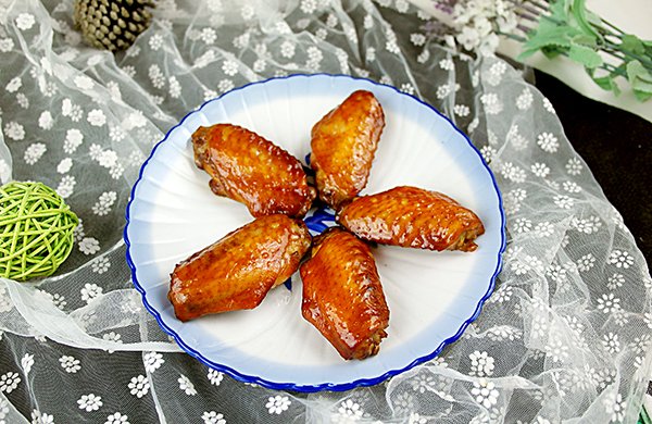鲜嫩多汁的~吮指照烧鸡翅中