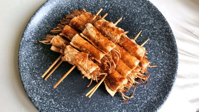 炸金针菇豆腐卷