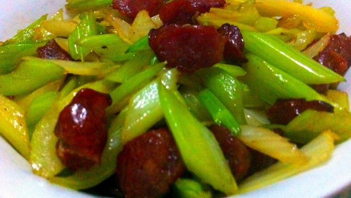 腊肠炒芹菜