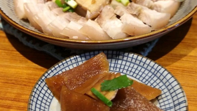 水煮五花肉配酱萝卜