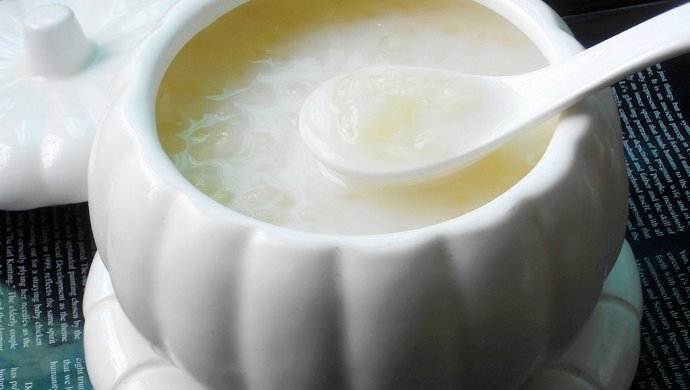 润肤美白--雪耳椰汁牛奶羹