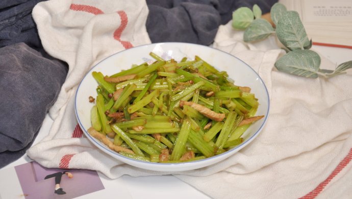 芹菜这样吃，营养不流失