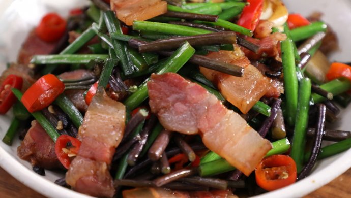 韭薹蕨菜炒腊肉,时鲜的蕨菜,这样炒风味赞!