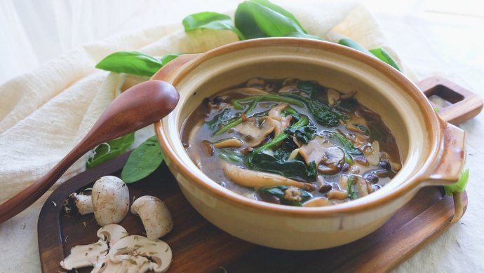 纯素蘑菇菠菜汤