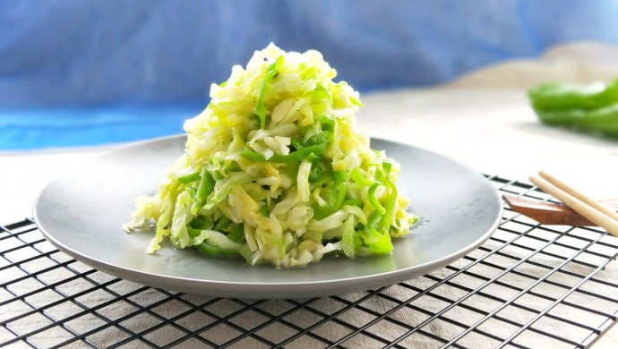青椒炒牛心菜丝(开胃低脂减肥美食)